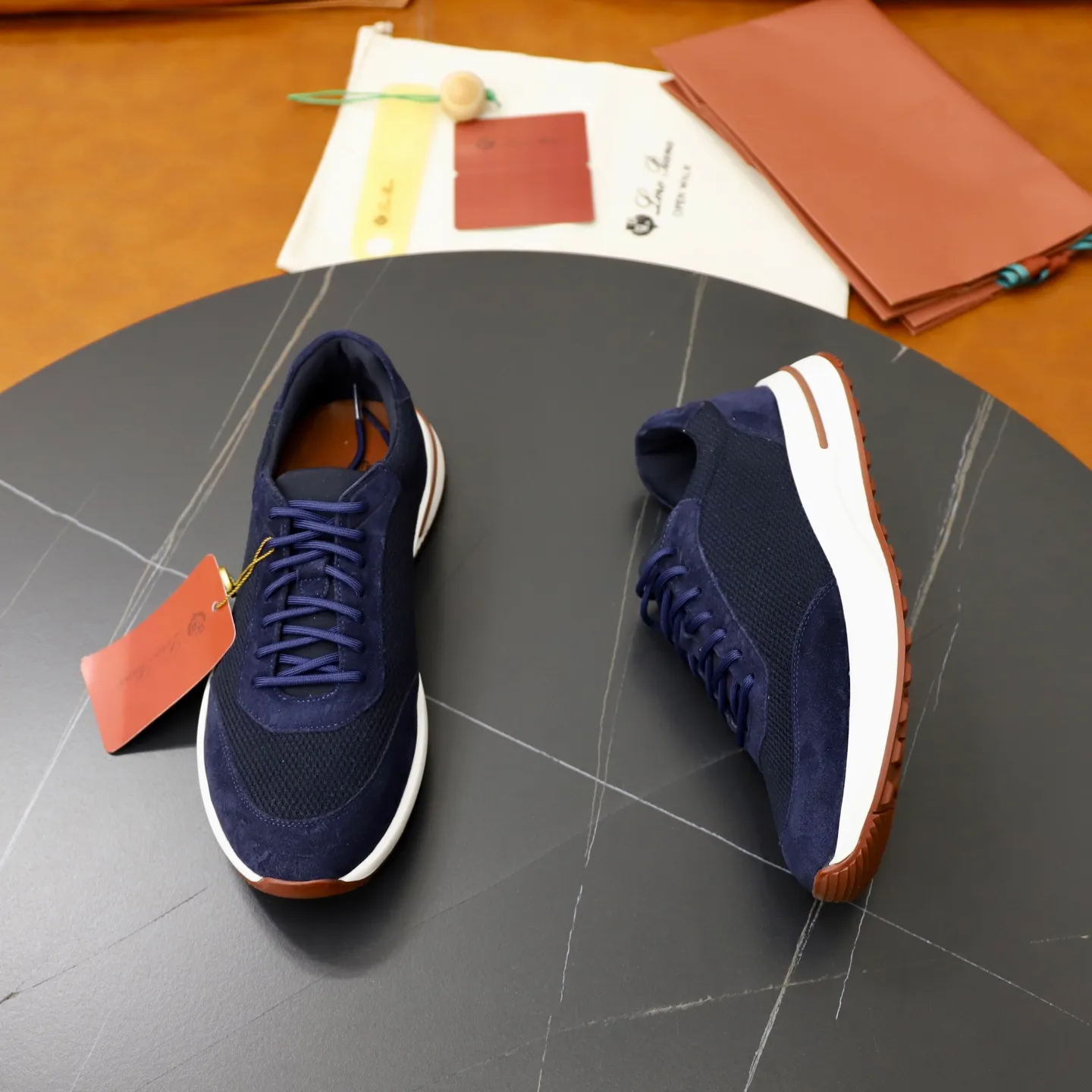 Ex-factory price: 560💰Loro Piana Tennis Walk men’s moral training sneakers! These new textured leather tennis shoes feature an ultra-low-top design for year-round wear and are water-resistant. The wrapped sole creates an effortlessly attractive color combination that harmoniously blends functionality with understated style. The ideal footwear option for urban dressing. The heel is decorated with a soft calfskin tongue with Kummel color inserts and an embossed LP logo. Cotton shoelaces. Material: Upper: Gray woven stitching with cowhide accents! Sole: Rubber lining: Cow leather original rubber sole, excellent foot comfort, complete package! Size: 38-39-40-41-42-43-44 leather shoe size (4546 can be customized)